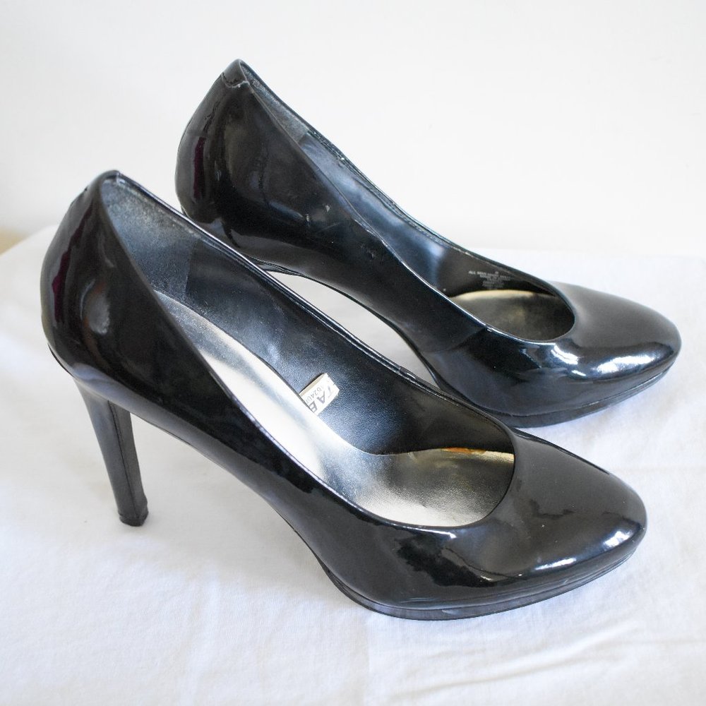 Mossimo Classic Black Patent Round Toe Pumps